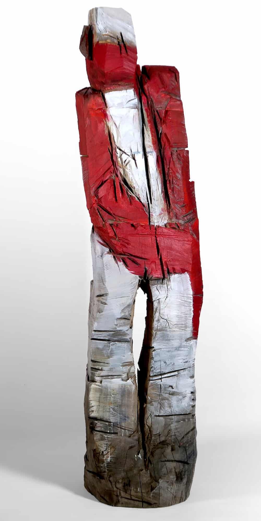 Holzkopf Bernhard - überlebensgroße Holzskulptur aus Eiche rot und weiss gefasst mit tiefen, expressiven Schnitten.